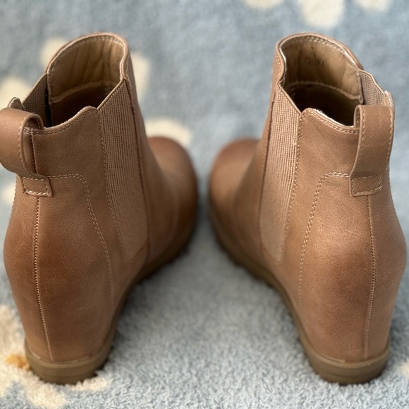 Size 7 Athletefit women’s booties - Picture 2 of 4